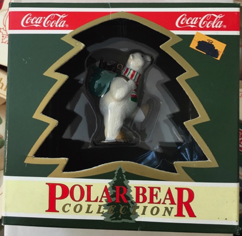 45136-2 € 10,00 coca cola ornament ijsbeer met rugzak.jpeg